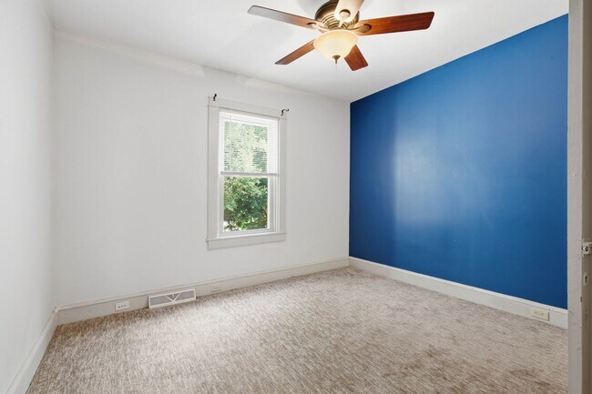 Building Photo - Beautiful 3BR 1.5 Townhouse in North East Lancaster City!