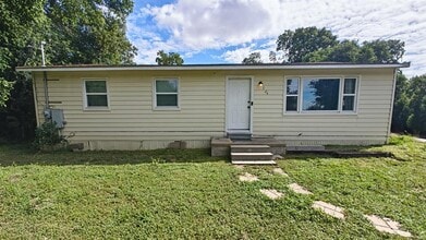 Building Photo - 204 3rd St