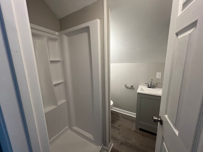 Building Photo - Newly Renovated 4 Bedroom / 2 Bathroom Woo...