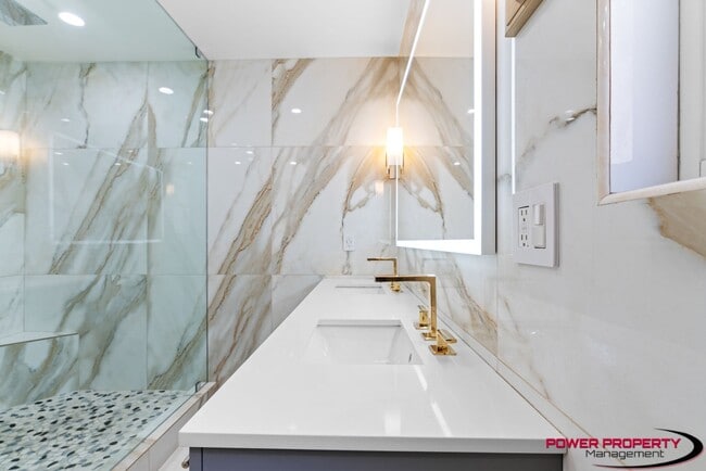 Building Photo - Spacious 5-Bedroom Home with Modern Amenit...
