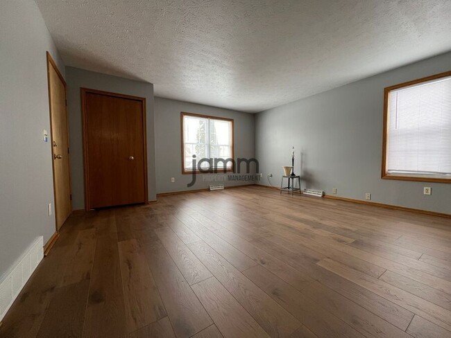 Building Photo - 3027 Brookdale Ave