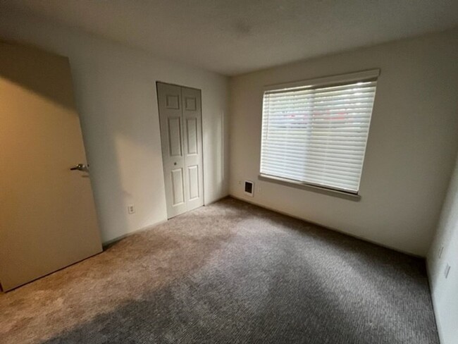 Building Photo - 3 Bd / 1Ba Renton Condo