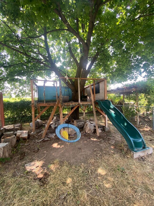 Building Photo - Now Leasing! 3 Weeks Free | 4 Bed, 1.5 Bat...