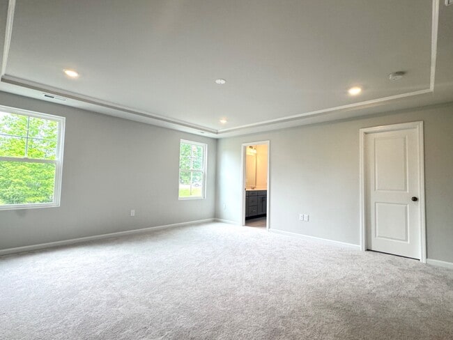 Building Photo - 4 Bedroom End Unit Townhome Almost New