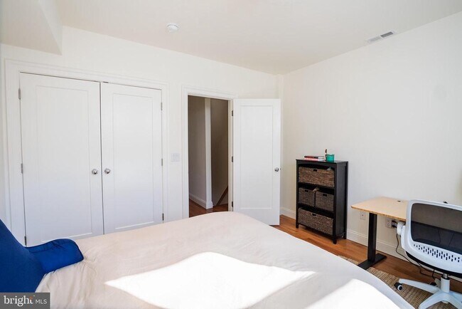 Building Photo - 2246 Sears St