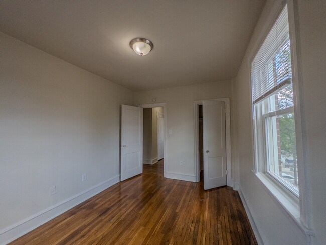 Two Bedroom Apartment with Den | Folcroft Courts - Folcroft Courts Apartments