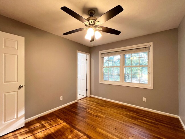 Building Photo - 3 bedroom 2 bath