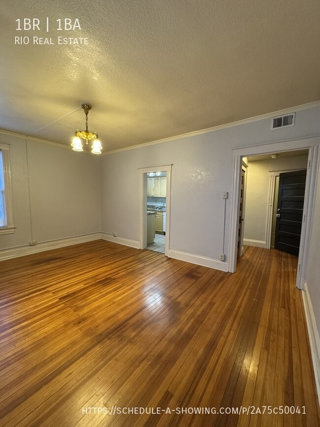 Building Photo - Spacious Top Floor Corner Unit in Uptown!