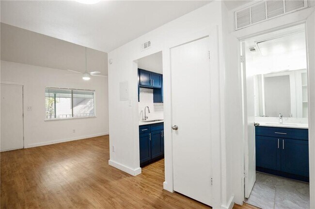 Building Photo - 404 W 35th St