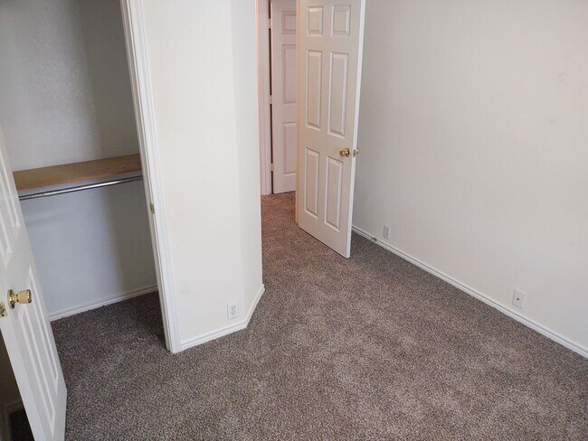 Building Photo - Charming 3/2.5 Townhome for Rent in Kyle, TX