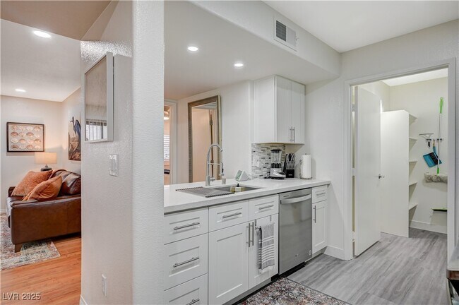 Building Photo - 950 Seven Hills Dr