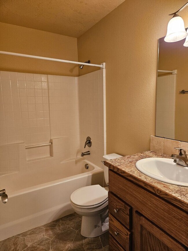 Building Photo - 3/2.5 in Boise-2 Car Garage, Fireplace, Vaulted Ceilings, Landscaping Included.