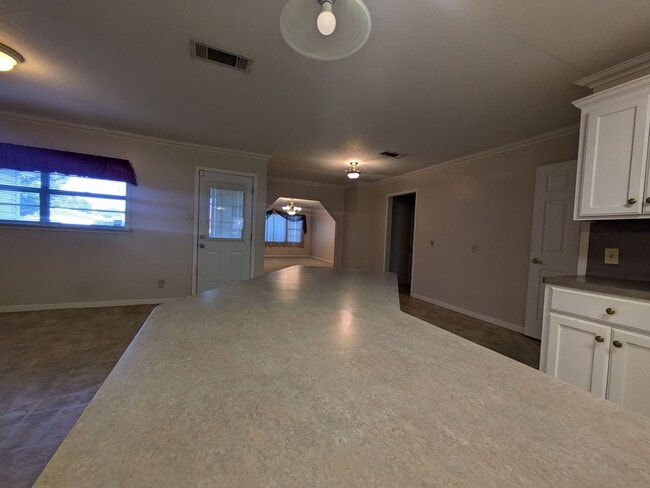 Building Photo - 717 Riffle Ave