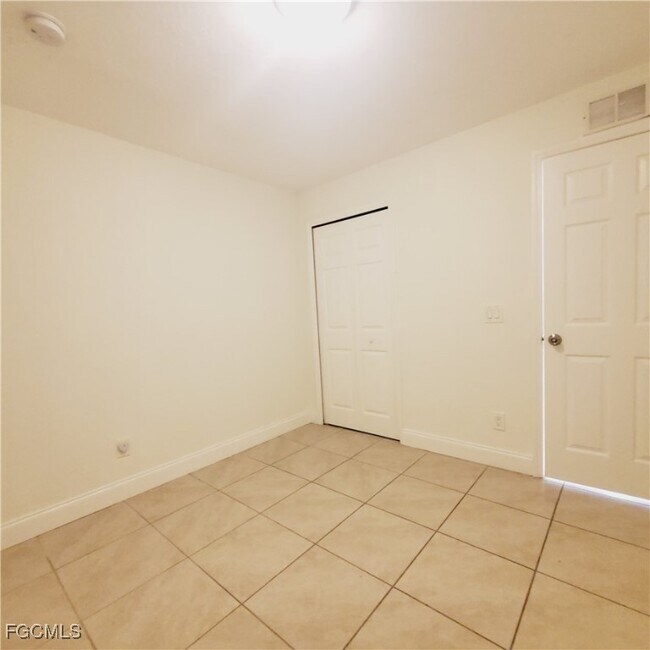 Building Photo - 777 Bedford Dr