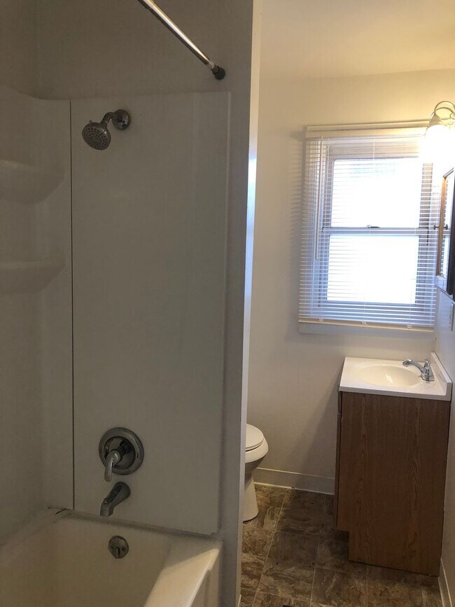 Building Photo - Bellevue - 2 BR Duplex, 2nd floor, 1 Bath!