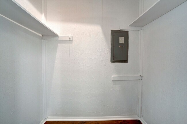 Building Photo - 2 bed/ 1 bath Located Next to Major Highways!