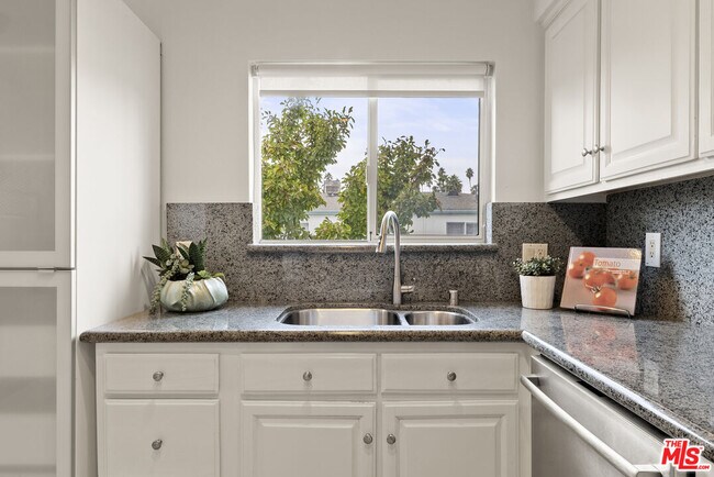 Building Photo - 1447 Stanford St