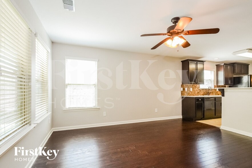 Building Photo - 465 W Park Dr