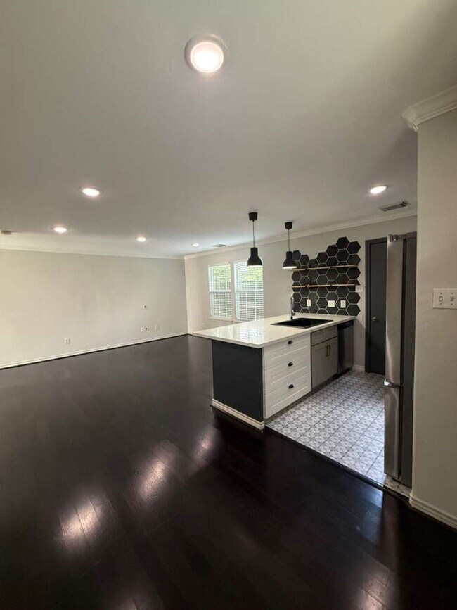 Building Photo - 9623 Elmview Pl