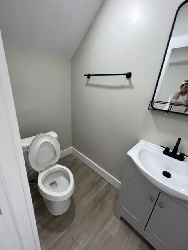 Building Photo - Three Bedroom Duplex Located Near Meridian St and 30th Street