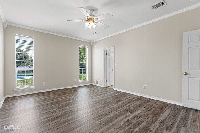 Building Photo - 4 Bedroom 2 Bath with Pool!!!