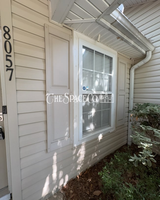 Building Photo - "Charming 2-Bedroom Retreat with 2 Full Baths on Vermont Road!"