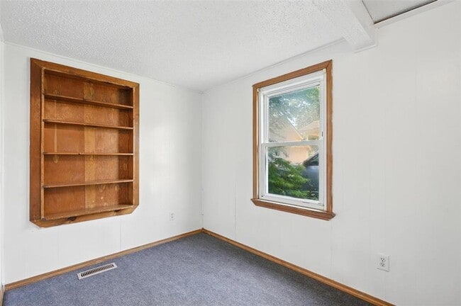 Building Photo - A must see 3 bedroom 2 bath in El Reno!