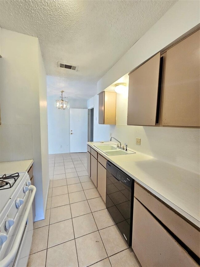 Building Photo - 6000 Emerald Forest Dr