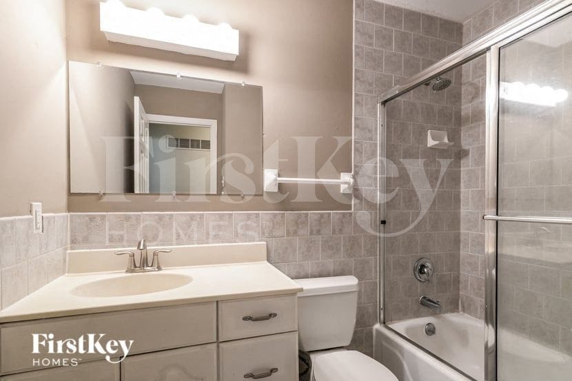 Building Photo - 125 Lake Point Dr