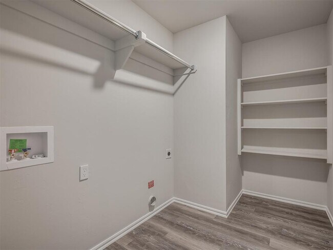 Building Photo - 1009 S Colt Ln