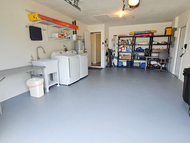 Building Photo - 426 Pineview Dr