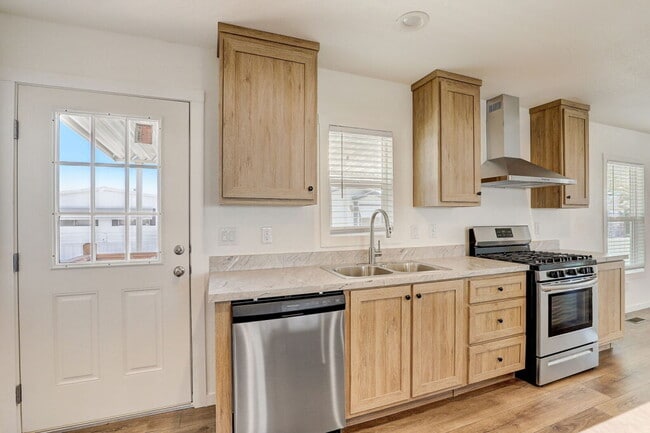 Building Photo - 10 Vandalay St