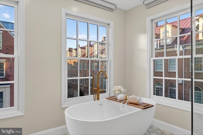 Building Photo - 700 Kahn Pl