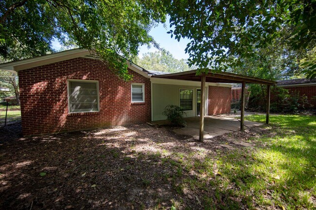 Building Photo - ** 3 bed 1.5 bath located in Mcgehee-Allen...