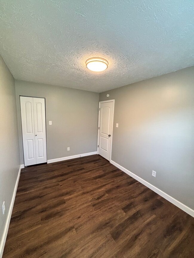 Building Photo - Spacious 3BR Rancher Near Washington Pike – Quiet Setting, Minutes to Downtown!