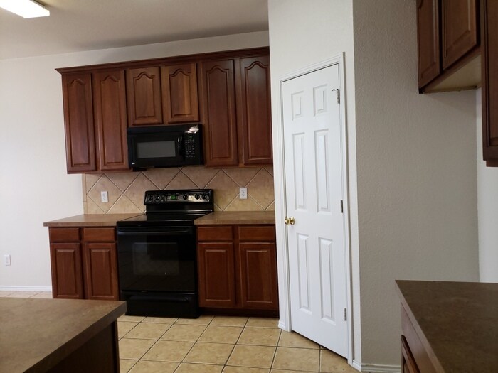 Building Photo - 8209 Swan Park Dr