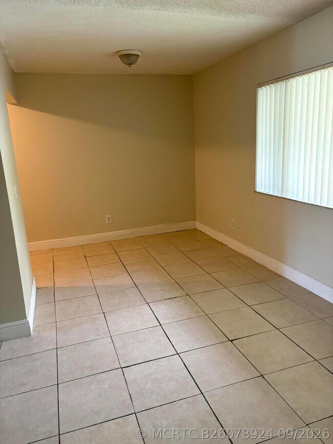 Building Photo - 318 Meadows Cir