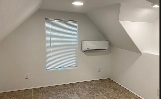 Building Photo - Fully remodeled 3 bed 2 bath
