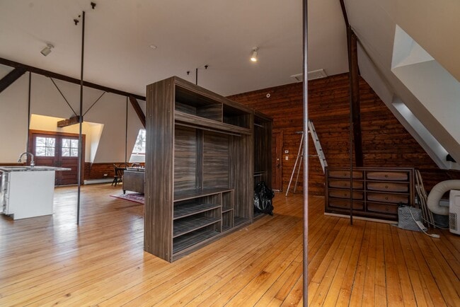 Building Photo - Charming Edgewood Studio – All Utilities Included | Washer & Dryer | April 1 Move-In