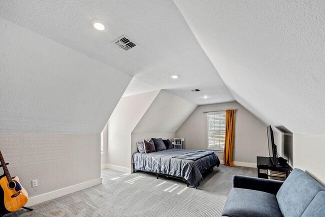 Building Photo - 11 Elmwood Cir