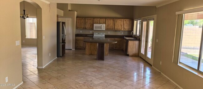 Building Photo - 10399 E Hillery Dr