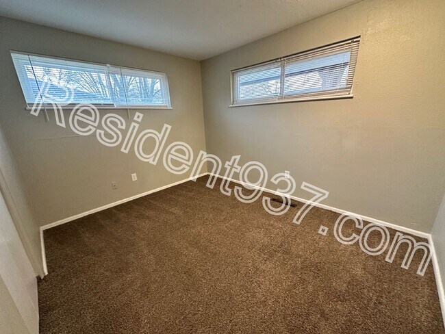 Building Photo - 4 Bed 2 Bath