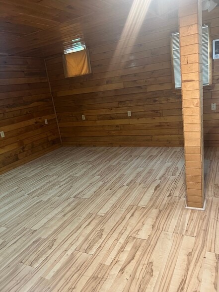 Building Photo - 1574 Armstrong Rd