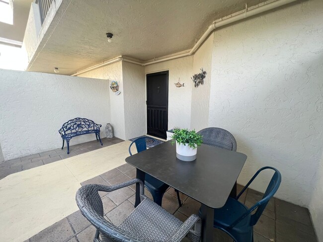 Building Photo - Furnished 2 bedroom 2 Bath condo in a Wond...