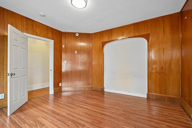 Building Photo - 154 Glen St