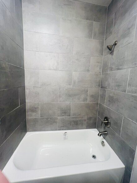 Large Tile Shower - 822 W Fischer St