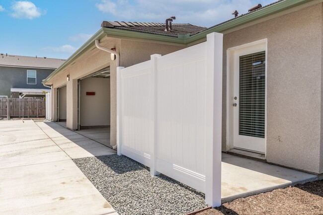Building Photo - 2467 Oakmont Cir