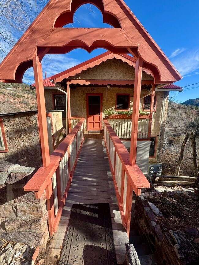 Building Photo - Cave Ave