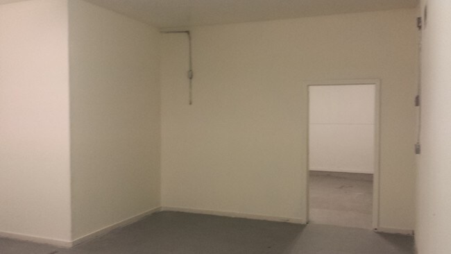 Building Photo - Commercial Property for Rent!