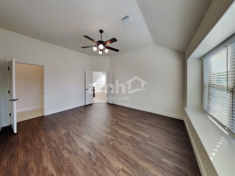 Building Photo - 215 Buckskin Dr